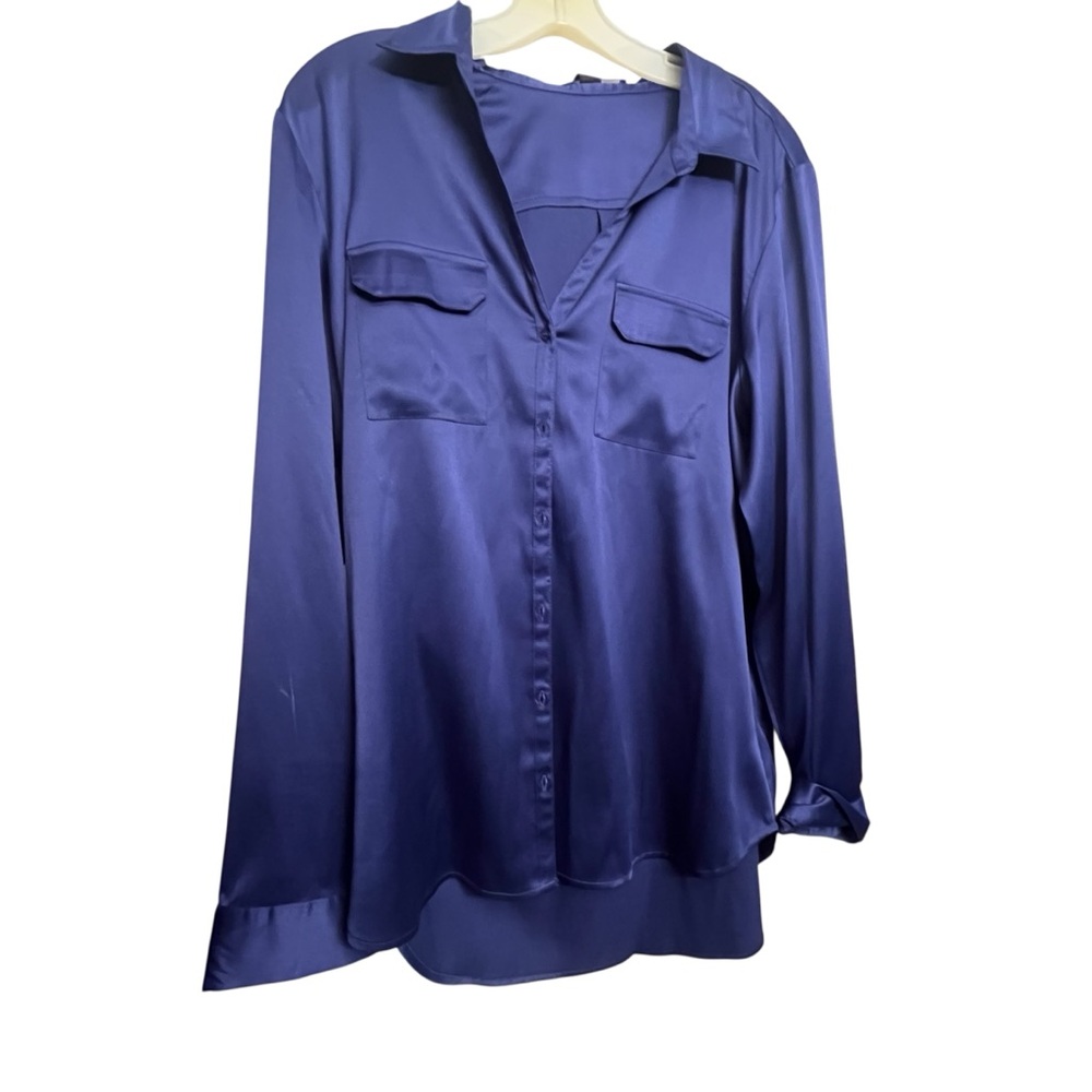 Nine West size large royal blue silk button down shirt with front pockets
NWT
